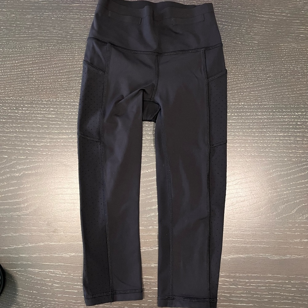 LULULEMON Black High Rise Perforated Crop Leggings Sz 2 Excellent condition